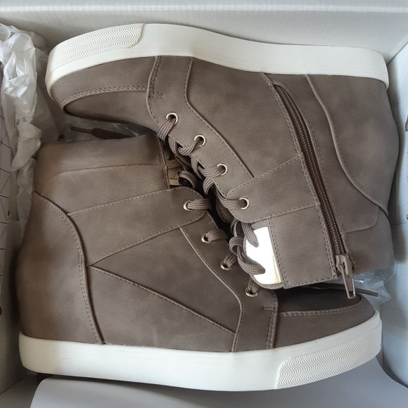 NWOT - Unworn Beige Shoes - Picture 1 of 9